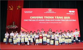 Tháng Hành động vì trẻ em 2023: Phó Chủ tịch nước Võ Thị Ánh Xuân trao quà tặng học sinh vượt khó học giỏi