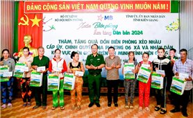 Bộ Tư lệnh Bộ đội Biên phòng tặng quà Tết cho 240 hộ dân khu vực biên giới biển Kiên Giang