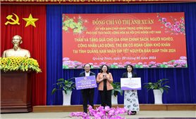 Phó Chủ tịch nước Võ Thị Ánh Xuân tặng quà cho gia đình chính sách tại Quảng Nam
