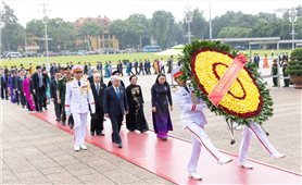 Đoàn đại biểu tham dự Đại hội Đại biểu toàn quốc MTTQ Việt Nam lần thứ X vào Lăng viếng Chủ tịch Hồ Chí Minh