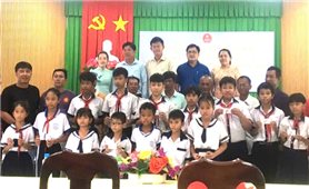 Kiên Giang: Tặng thẻ bảo hiểm y tế cho đồng bào DTTS khu vực biên giới