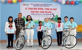 Ninh Thuận: Trao tặng học bổng và xe đạp cho học sinh Raglay