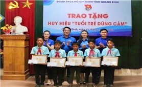 Trao Huy hiệu Tuổi trẻ dũng cảm cho 5 học sinh DTTS cứu 2 em nhỏ đuối nước