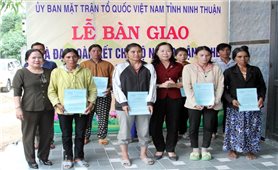 Bàn giao nhà Đại đoàn kết cho đồng bào Raglay ở xã Phước Hà