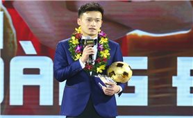 Tiền vệ Nguyễn Hoàng Đức giành Quả bóng Vàng Việt Nam 2023