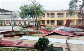Mưa đá và giông lốc tại Sơn La làm hư hại nhiều nhà dân và trường học