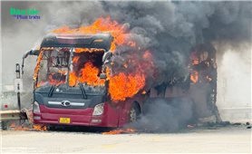 Xe khách Tuyên Quang cháy rụi trên Đèo Lò Xo, Đường Hồ Chí Minh ách tắc nghiêm trọng