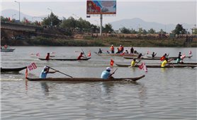 Kon Tum: Sôi nổi Giải đua thuyền độc mộc trên sông Đăk Bla