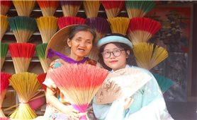Mệ Tuyết làng hương xứ Huế và hành trình kiếm tiền giúp người