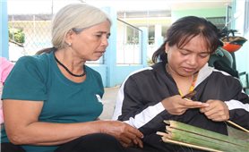 Bình Thuận: Truyền dạy nghề đan lát truyền thống cho người DTTS