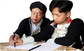 Ông Chảo Duần Liềm gần 30 năm dạy chữ Nôm Dao