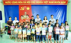 Báo Dân tộc và Phát triển tham gia tiếp sức học sinh vùng khó đến trường