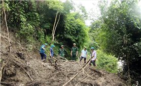 Bản làng bị cô lập vì xuất hiện hàng chục điểm sạt lở