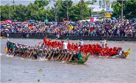 Ghe Ngo độc mộc trở lại, tạo khí thế mới cho Lễ hội Ooc Om Bok 2025