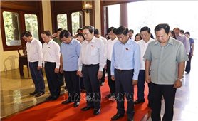 Chủ tịch Quốc hội Trần Thanh Mẫn dâng hương tưởng nhớ Chủ tịch Tôn Đức Thắng