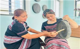 Nữ nghệ nhân Hrê dành trọn tâm huyết cho văn hóa truyền thống