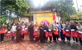 Giáo hội Phật giáo Việt Nam TP. Hà Nội trao quà cứu trợ người dân vùng lũ Thái Nguyên