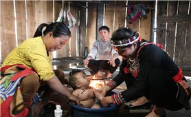 Quan tâm tăng cường chính sách đãi ngộ xứng đáng với cô đỡ thôn bản