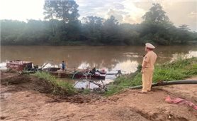 Bắt quả tang một giám đốc doanh nghiệp chỉ đạo nhân viên sử dùng tàu hết kiểm định khai thác cát