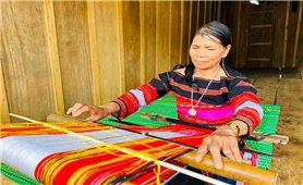 Nghệ nhân duy nhất giữ nghề dệt thổ cẩm truyền thống Ba Na ở xã An Toàn