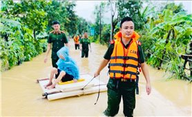 Thanh Hóa: Công an xã xông pha cùng người dân khắc phục hậu quả sau mưa bão