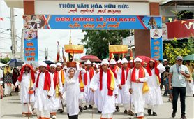 Khánh Hòa: Đồng bào Chăm làng Hữu Đức rước y trang và mừng đón Lễ hội Katê 2025