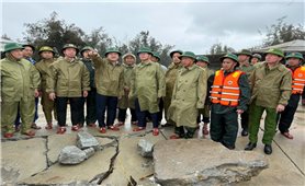 Bão số 12 suy yếu, miền Trung đối mặt mưa lớn kéo dài và nguy cơ lũ quét, sạt lở