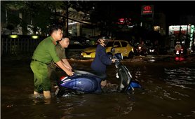 Triều cường Cần Thơ phá đỉnh lịch sử, người dân chật vật trong biển nước