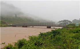 Nhà dân và nhiều tuyến đường giao thông huyết mạch ở khu vực phía Tây tỉnh Quảng Ngãi bị sạt lở do mưa lớn