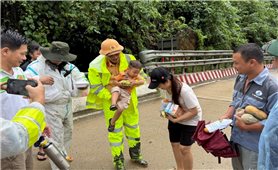 Quảng Ngãi: Tiếp tế lương thực cho gần 70 người bị mắc kẹt trên đèo Lò Xo