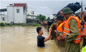 Phó Thủ tướng Trần Hồng Hà thăm, động viên người dân vùng ngập lụt
