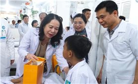 Phó Chủ tịch nước Võ Thị Ánh Xuân cùng trẻ em Cần Thơ vui Tết Trung thu