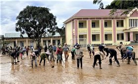 Quảng Ngãi: Phụ huynh vùng đồng bào DTTS chung tay vệ sinh trường lớp sau cơn lũ