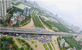 Hàng loạt tuyến đường Hà Nội ngập sâu, giao thông tê liệt