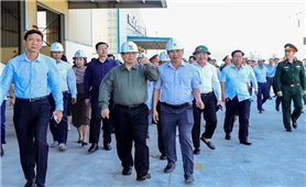 Thủ tướng Chính phủ Phạm Minh Chính thăm, tặng quà động viên người dân, doanh nghiệp thiệt hại do thiên tai tại Gia Lai