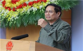 Thủ tướng: Khẩn trương xây dựng lại 1.900 nhà sập đổ, 67.000 nhà tốc mái cho đồng bào miền Trung