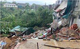 Quảng Trị: Mưa lớn gây sạt lở làm đổ sập 1 ngôi nhà, đe dọa 11 ngôi nhà khác ở Khe Sanh