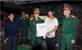 Bộ Tư lệnh Quân khu 5 thăm hỏi, trao quà cho Nhân dân xã Ngọc Linh bị thiệt hại do mưa bão