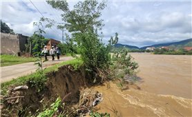 Đồng bào DTTS làng Kon Skôi lo lắng khi bờ sông Đăk Snghé bị sạt lở nghiêm trọng