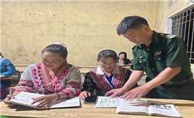 Người lính quân hàm xanh kiên trì thắp sáng tri thức cho đồng bào Mông