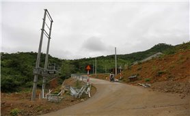 Thắp đèn dầu, chạy máy nổ… chờ điện ở nhiều địa điểm tái định cư