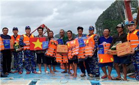 Hải quân sát cánh, ngư dân vững vàng vươn khơi