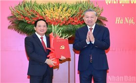 Tổng Bí thư Tô Lâm trao các quyết định của Bộ Chính trị về công tác cán bộ