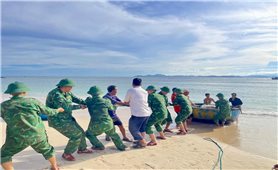 Bộ đội Biên phòng Gia Lai giúp dân neo đậu tàu thuyền, gặt lúa chạy bão số 13