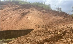 Quảng Ngãi: Sau tiếng nổ lớn, đất đá vùi lấp đường vào Làng du lịch cộng đồng Tu Thó