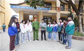 Để học sinh Tú Lệ không bỏ học lấy chồng sớm?