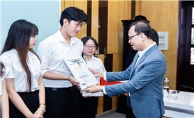 15 sinh viên Đại học Kinh tế TP.HCM nhận học bổng từ Eximbank