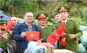 Trao cờ Tổ quốc hỗ trợ người dân vùng biên Pa Tần