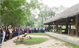 Tuyên Quang: Đại biểu điển hình tiên tiến vùng đồng bào DTTS dâng hương tại Khu di tích quốc gia đặc biệt Tân Trào