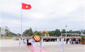 Đoàn đại biểu điển hình tiên tiến tỉnh Tuyên Quang vào Lăng viếng Chủ tịch Hồ Chí Minh